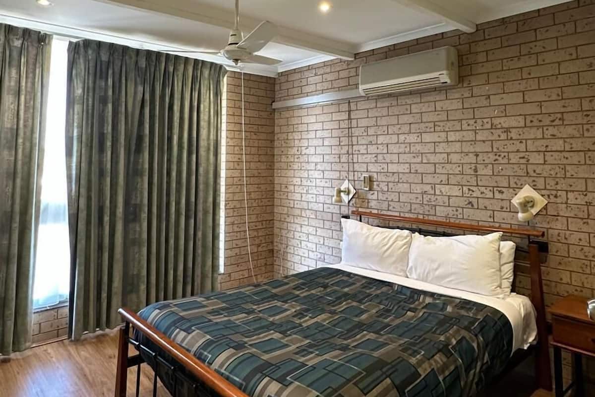 Basic Apartment, 3 Bedrooms | Soundproofing, free WiFi, bed sheets