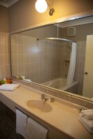 Bañera con ducha, artículos de tocador gratuitos, secador de pelo