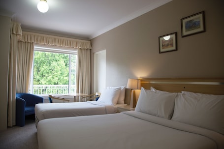 Escritorio, sistema de insonorización y tabla de planchar con plancha