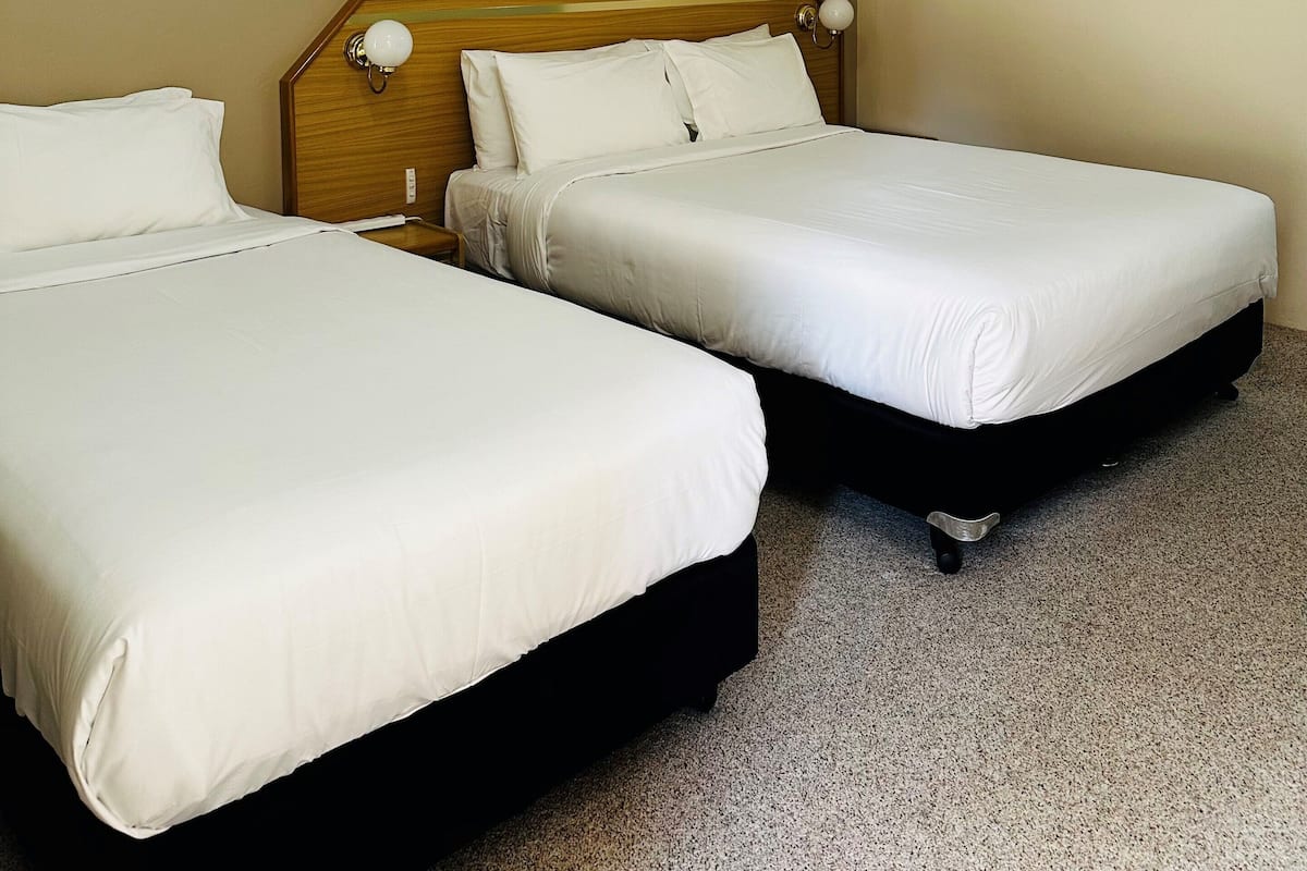 Executive Twin Room, 1 Bedroom | Meja, kalis bunyi, seterika/papan seterika, Wi-fi percuma