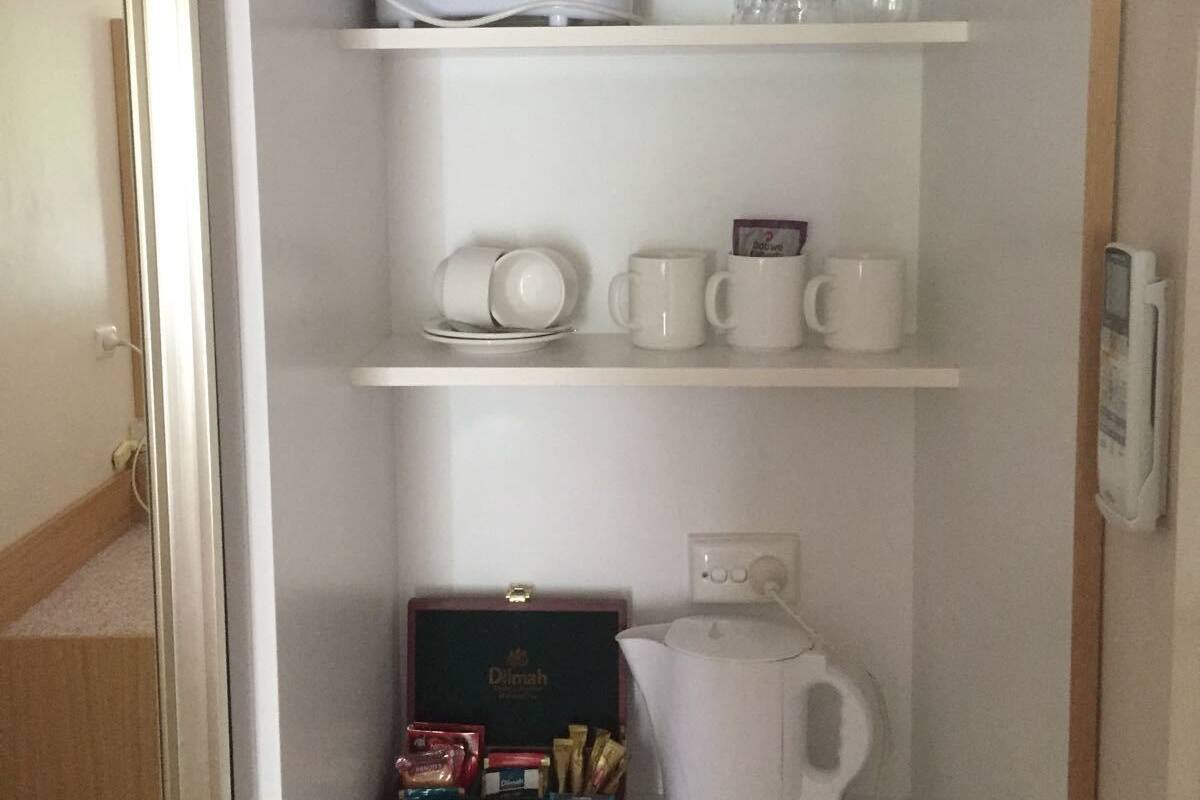Executive Queen Room (Spa Bath) | Private kitchenette | Coffee/tea maker, fridge, electric kettle