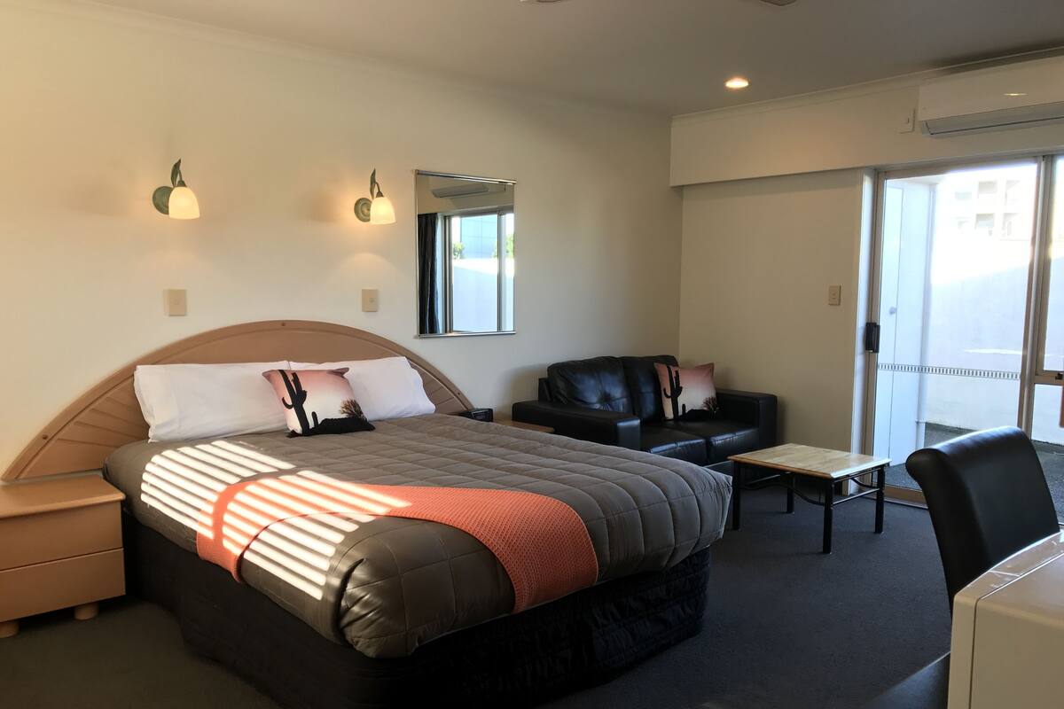 Desk, iron/ironing board, free WiFi, bed sheets