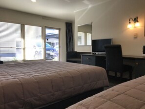 Escritorio, tabla de planchar con plancha, wifi gratis y ropa de cama