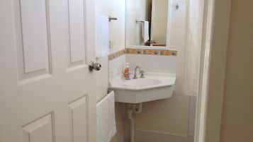 Douche, articles de toilette gratuits, serviettes fournies