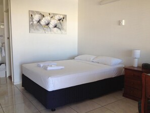 Quarto casal econômico | 1 quarto, roupas de cama premium, Wi-Fi de cortesia, roupa de cama