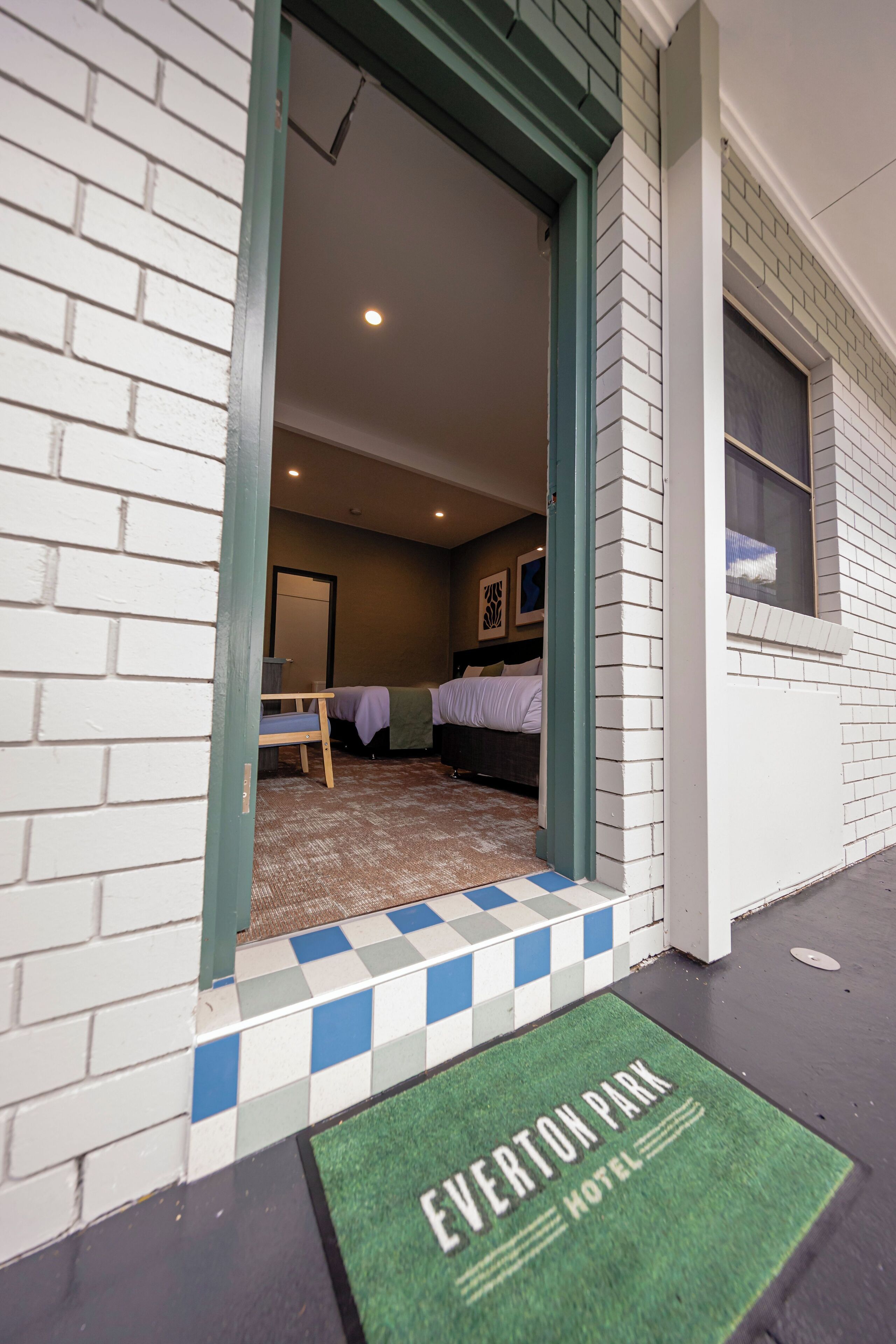 standard triple room, non smoking (standard motel room) | desk, iron/ironing board, free wifi, bed sheets