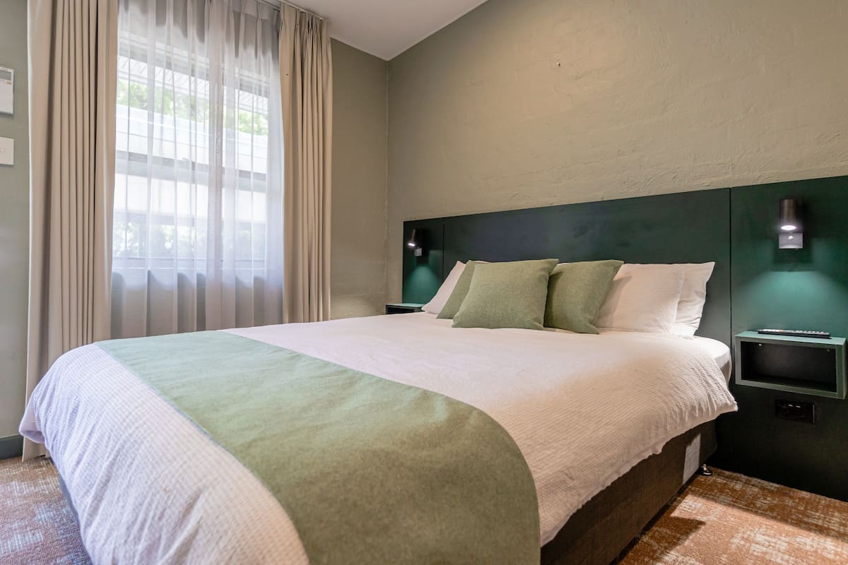Standaard tweepersoonskamer, niet-roken (Standard Motel Room) | Een bureau, een strijkplank/strijkijzer, gratis wifi, beddengoed