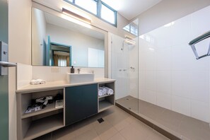 Familiekamer, meerdere slaapkamers | Badkamer | Een douche, een haardroger, handdoeken