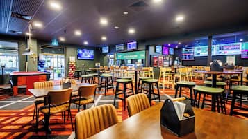 3 bars/lounges