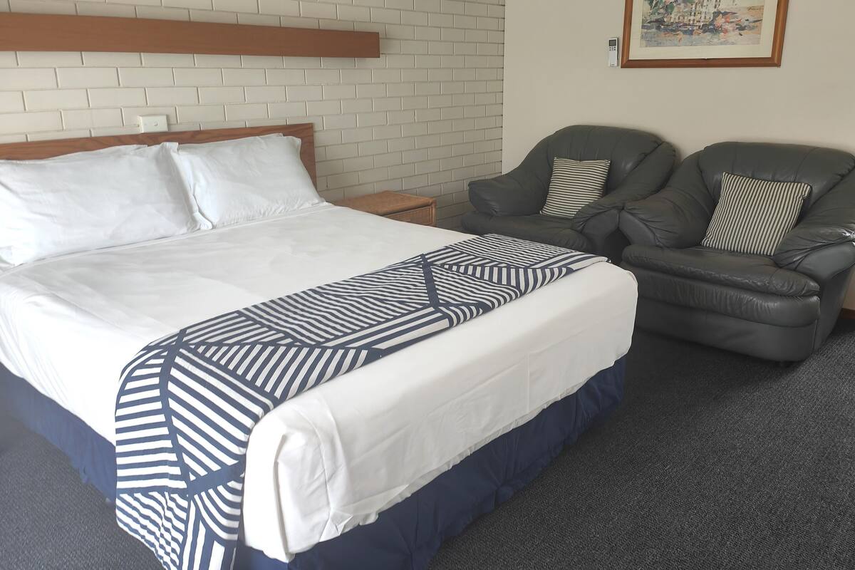 Executive Room, Non Smoking (Exec Queen) | Desk, WiFi (free)