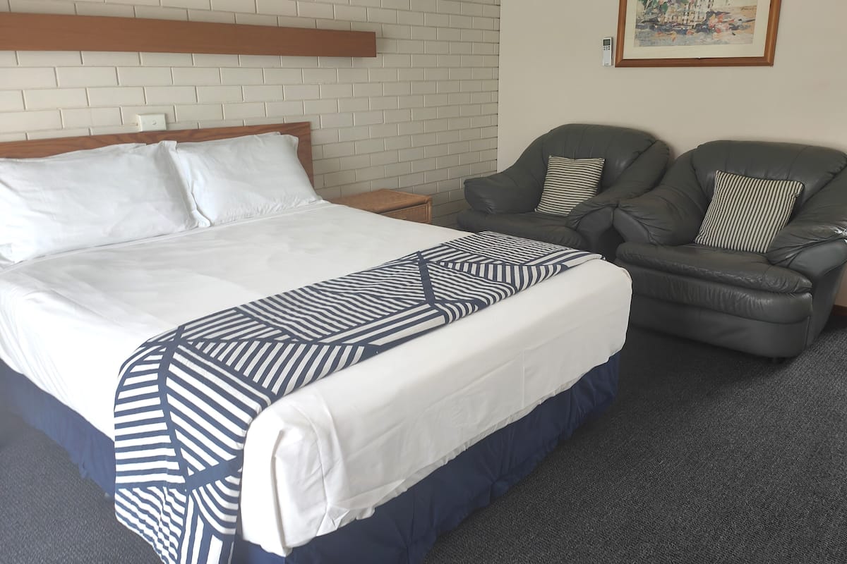 Executive Room, Non Smoking (Exec Queen) | 1 bedroom, desk, free WiFi