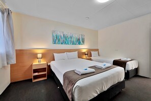 Deluxe Twin Room | Desk, laptop workspace, iron/ironing board, free WiFi - Oscar Motel (Bundaberg West)