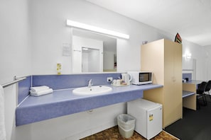 Standard Twin Room | Bathroom | Shower, free toiletries, hair dryer, towels