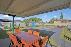 Outdoor pool - Oscar Motel (Bundaberg West)