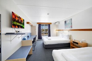 Upstairs Economy Twin Room | Desk, laptop workspace, iron/ironing board, free WiFi - Oscar Motel (Bundaberg West)