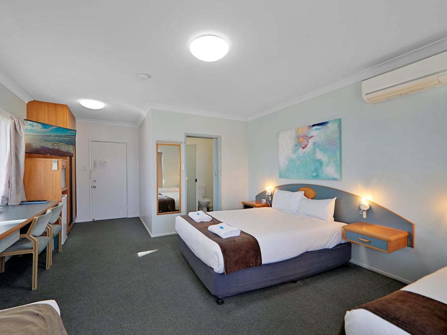 Upstairs Superior Family Room | Escrivaninha, espaço de trabalho para notebook