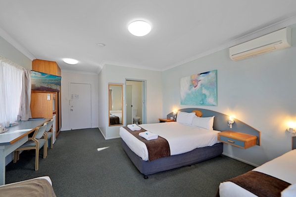 Upstairs Superior Family Room | Desk, laptop workspace, iron/ironing board, free WiFi - Oscar Motel (Bundaberg West)