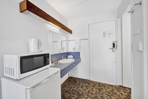 Upstairs Economy Twin Room | Bathroom | Shower, free toiletries, hair dryer, towels - Oscar Motel (Bundaberg West)