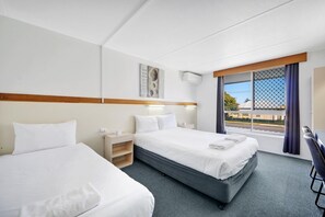 Upstairs Economy Twin Room | Desk, laptop workspace, iron/ironing board, free WiFi - Oscar Motel (Bundaberg West)