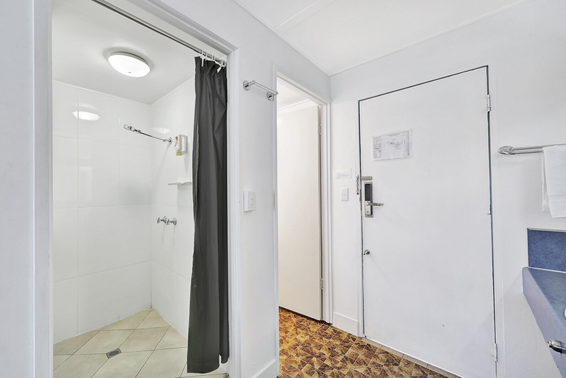 Un baño con ducha, inodoro y lavabo.