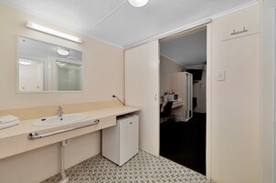 Superior Twin Room | Bathroom | Shower, free toiletries, hair dryer, towels
