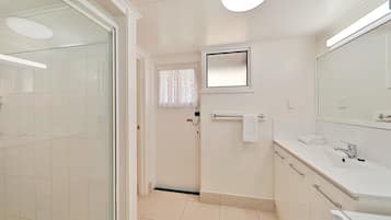 Deluxe Twin Room | Bathroom | Shower, free toiletries, hair dryer, towels