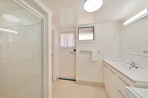 Deluxe Twin Room | Bathroom | Shower, free toiletries, hair dryer, towels - Oscar Motel (Bundaberg West)