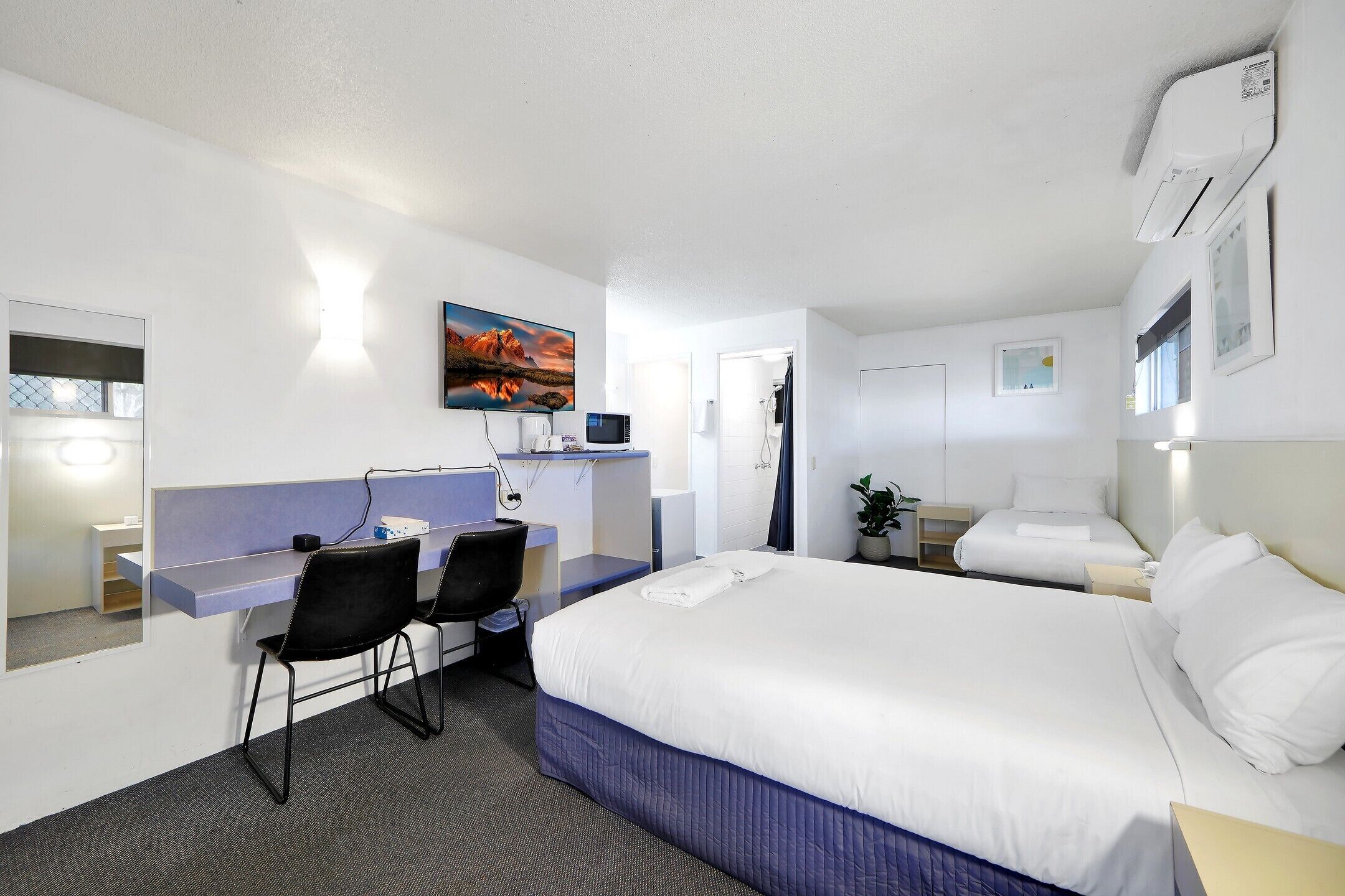 Standard Twin Room | Bàn, khu vực làm việc phù hợp cho laptop, bàn ủi/dụng cụ ủi quần áo 