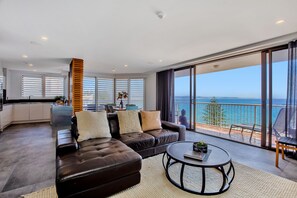 3 Bedroom Superior Ocean View Apartment | Living area