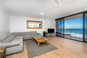 Loftsleilighet – superior, 2 soverom, havutsikt | Oppholdsområde | En 45-tommers Flatskjerm-TV med kabel-kanaler samt TV og DVD-spiller