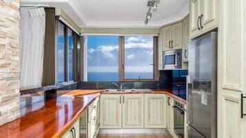 2 Bedroom Penthouse Ocean View Apartment | Private kitchen | Full-sized fridge, microwave, oven, stovetop