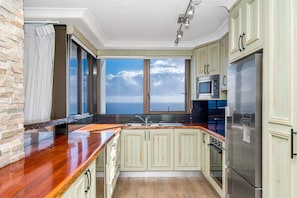 Attico Superior, 2 camere da letto, vista oceano | Cucina privata | Frigorifero con congelatore, microonde, forno, piano cottura