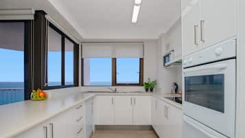 Full-sized fridge, microwave, oven, stovetop