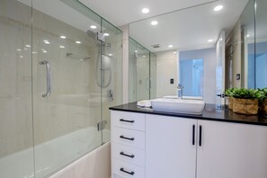 3 Bedroom Superior Ocean View Apartment | Bathroom | Free toiletries, hair dryer, towels