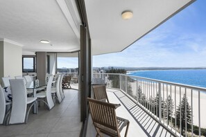 Outdoor dining - Carool Apartments (Coolangatta)