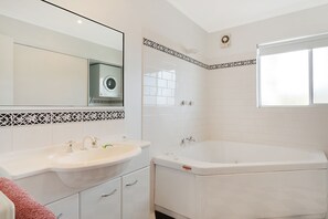 Shower, hair dryer, towels - Beach Street Apartments (Merimbula)