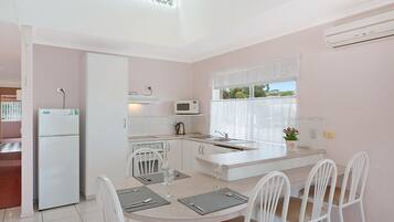 Full-sized fridge, microwave, stovetop, dishwasher