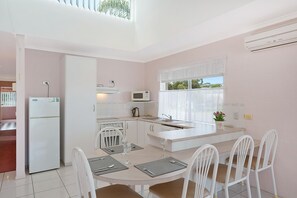Full-sized fridge, microwave, stovetop, dishwasher - Beach Street Apartments (Merimbula)