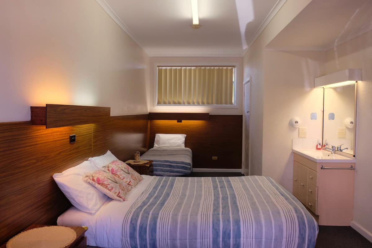 Quarto triplo standard | Escrivaninha, ferros/tábuas de passar roupa, Wi-Fi de cortesia