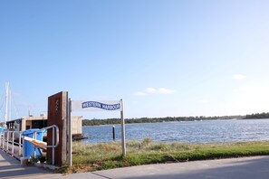 Lake view - Bamboo Motor Inn (Lakes Entrance)