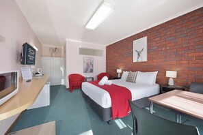 Standard Room | Desk, laptop workspace, soundproofing, free WiFi - City Heart Motel (Warrnambool)