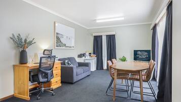 Family Apartment, Non Smoking | In-room dining