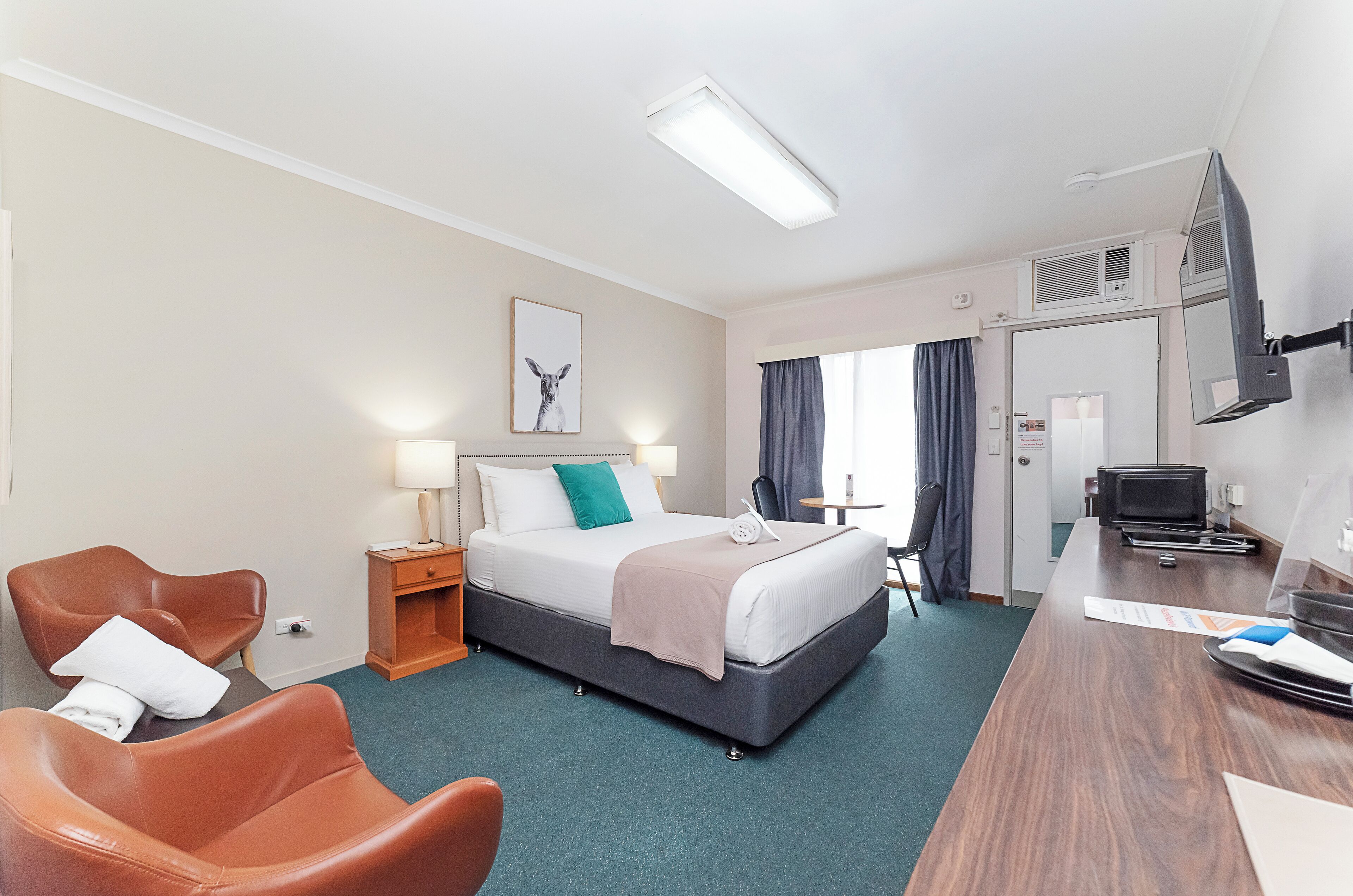 مكتب ومساحة عمل للكمبيوتر المحمول وتجهيزات عازلة للصوت وواي فاي مجانًا