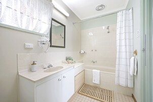 Ducha, secador de pelo, toallas