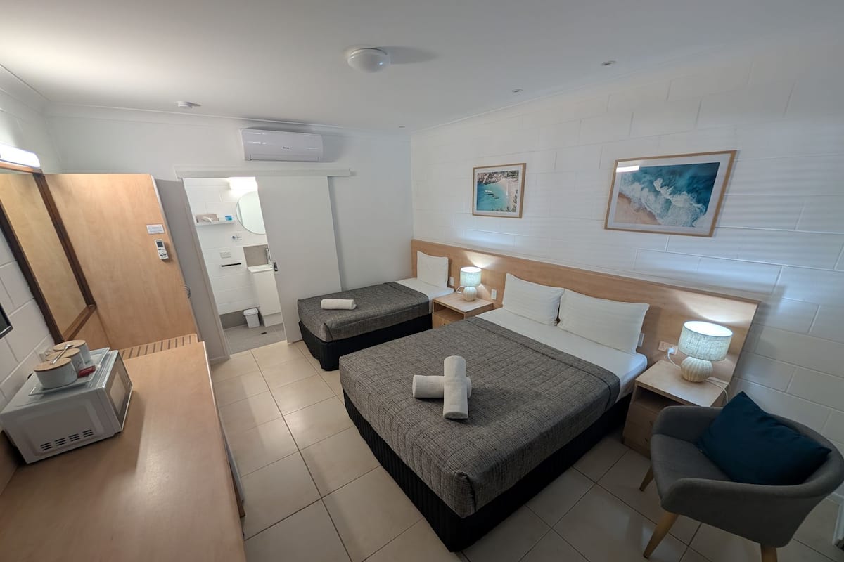 Deluxe Room (Deluxe Twin - Two Beds) | 1 bedroom, iron/ironing board, WiFi (free), individually decorated