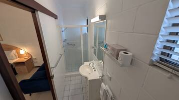 Deluxe Double Room | Bathroom | Shower, hair dryer, towels, soap