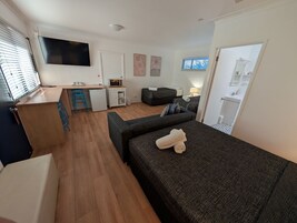 Perhehuone (Large Family Room) | 1 makuuhuone, yksilöllisesti sisustettu, yksilöllisesti kalustettu