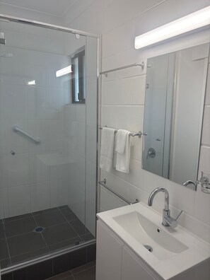 Deluxe Room (Deluxe Twin - Two Beds) | Bathroom - Moffat Beach Motel Caloundra (Moffat Beach)