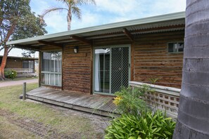 1 bedroom, Egyptian cotton sheets, premium bedding, pillow-top beds - Lazy Acre Log Cabins (Lakes Entrance)