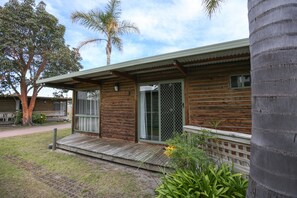 Exterior - Lazy Acre Log Cabins (Lakes Entrance)